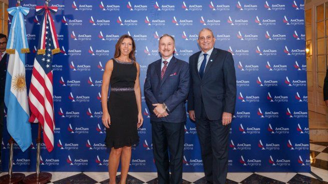 Peter Lamelas junto a los directivos de AmCham.