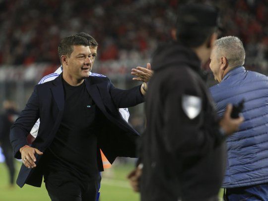 Sonríe. Battaglia seguirá dirigiendo a Boca.
