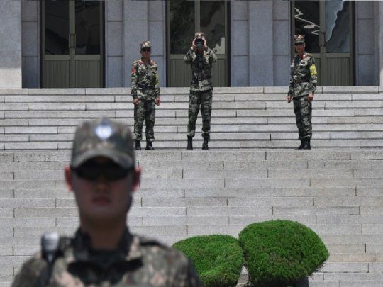 Soldados de Corea del Norte en lo zona desmilitarizada.