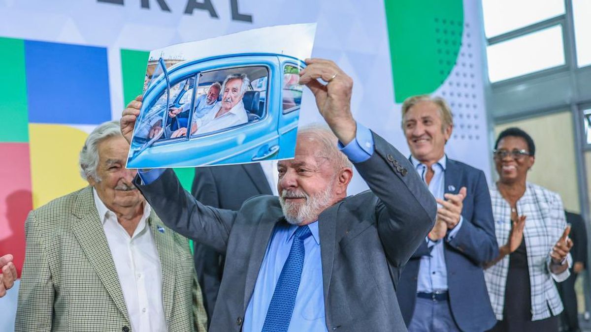 Lula gave Mujica a photo of their ride in Fusca together