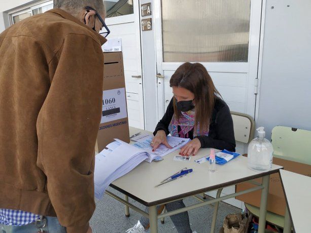 Autoridades de mesa en plena funcion, cumpliendo los protocolos preventivos por la COVID19.