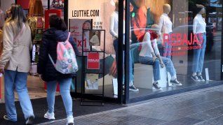 Atentos a las rebajas y descuentos, los consumidores salen a comrpar para el próximo Día del Padre. Atentos a las rebajas y descuentos, los consumidores salen a comrpar para el próximo Día del Padre.