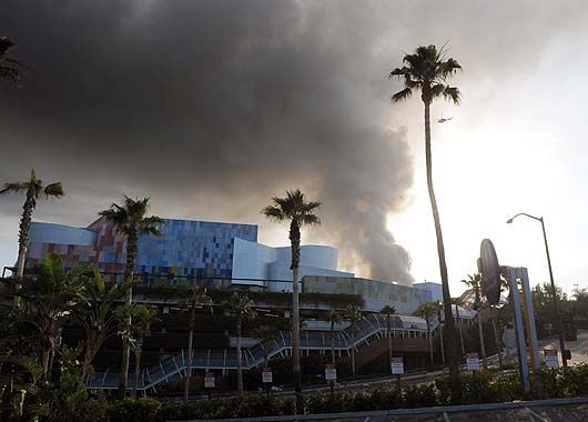 Un incendio consumió parte de los estudios Universal en California (foto 3)