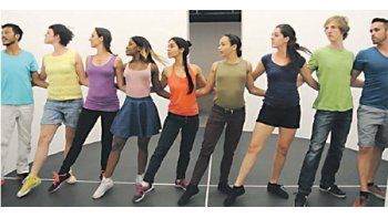 ámbito.com | El dúo Allora & Calzadilla colocó barreras humanas en una inmensa puerta giratoria. Las filas de bailarines imprimen ritmo al ingreso y salida obligados de los espectadores a través de ese espacio circular.