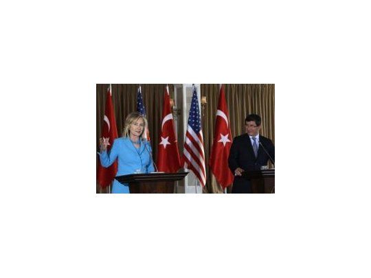 La secretaria de Estado, Hillary Clinton, junto a su par de Turquía, Ahmet Davutoglu.