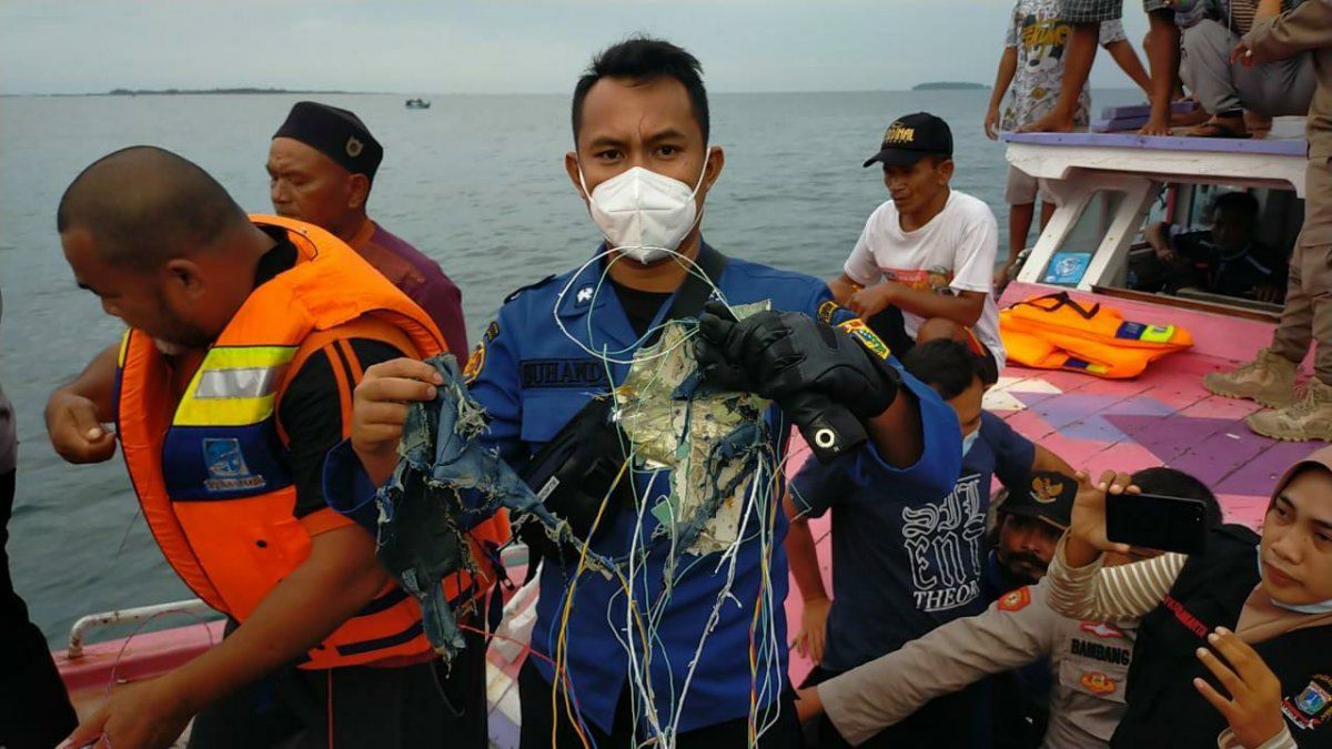 Recuperan La Caja Negra Y Partes Del Fuselaje Del Boeing Que Se Estrello En Indonesia