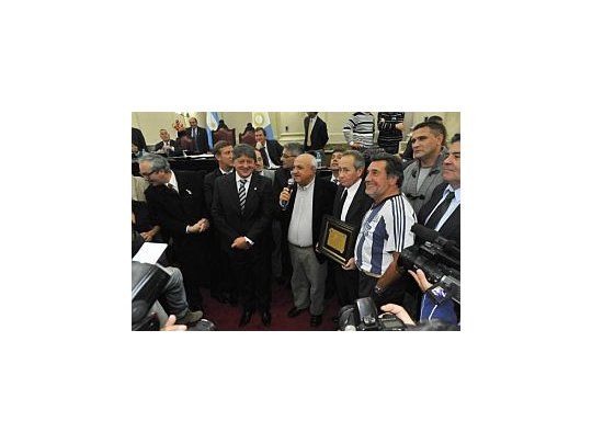 El día que la barra de Talleres fue distinguida en la Legislatura.