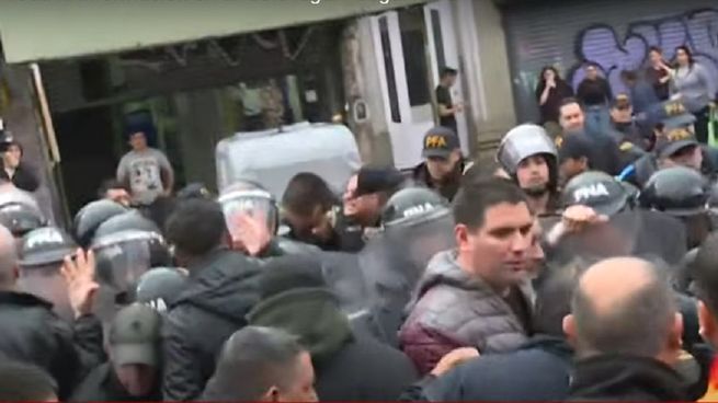 tensión entre manifestantes de la UTA y la policía en el Puente Pueyrredón. 