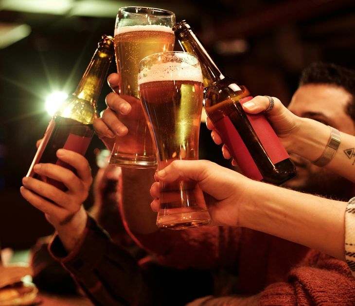 Un grupo de amigos brinda con cerveza artesanal, un ritual que crece con la llegada del verano y el auge de las cervezas independientes Un grupo de amigos brinda con cerveza artesanal, un ritual que crece con la llegada del verano y el auge de las cervezas independientes