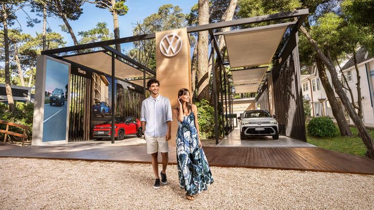 Volkswagen Argentina dice presente una vez más en Cariló con un stand renovado que reúne todos los modelos lanzados durante 2025 y anticipa novedades del 2026. Volkswagen Argentina dice presente una vez más en Cariló con un stand renovado que reúne todos los modelos lanzados durante 2025 y anticipa novedades del 2026.