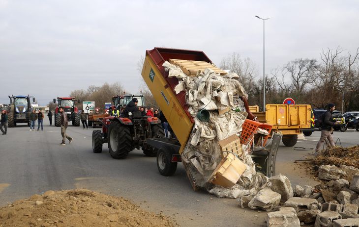 Un grupo de agricultores franceses bloquea la autopista en dirección de España. Un grupo de agricultores franceses bloquea la autopista en dirección de España.