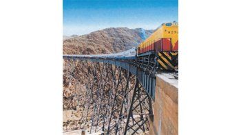 ámbito.com | El Tren a las Nubes, uno de los atractivos imperdibles de Salta. Es imponente el paisaje entre cerros tan cerca del cielo. Los habitantes de tierra adentro revelan sus tradiciones a quien quiera conocerlas.