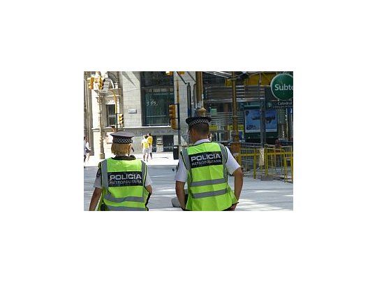 Efectivos de la Policía Metropolitana realizaron el allanamiento, en Reconquista 151, en plena city porteña, ordenado por el juez federal Claudio Bonadio.