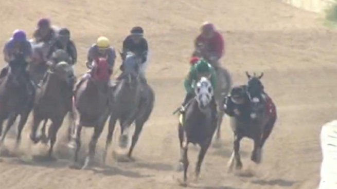 Un jockey se salvó de milagro en Estados Unidos