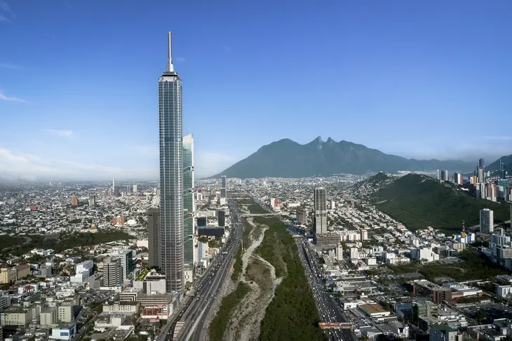 La Torre Rise y la Obispado son protagonistas claves en el horizonte de Monterrey, impactan entre las montañas y la ciudad La Torre Rise y la Obispado son protagonistas claves en el horizonte de Monterrey, impactan entre las montañas y la ciudad