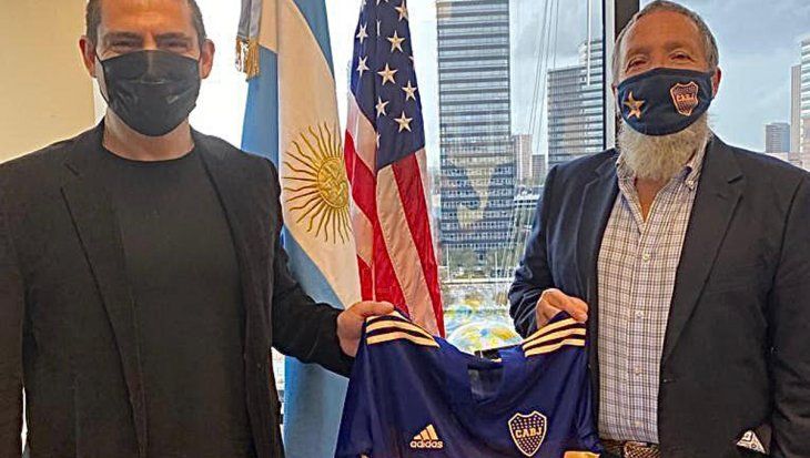 Matías Rodríguez Conde, Presidente del Consulado Boca Juniors Texas, junto al cónsul argentino en Houston, Gabriel Volpi, en la foto protocolar ante de la entrega de carnets a 30 nuevos socios internacionales.