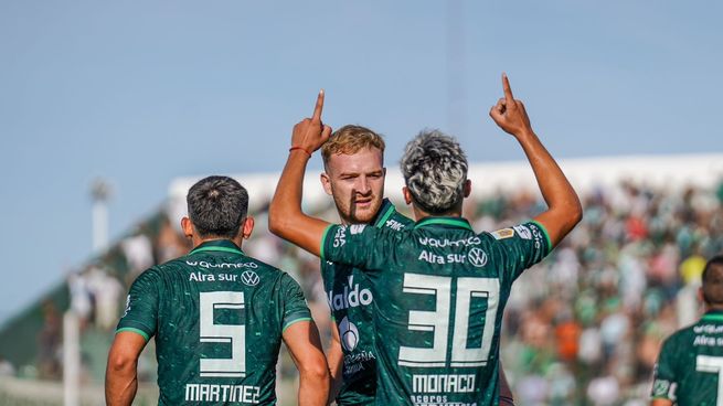 Mónaco anotó el primer gol del triunfo de Sarmiento ante Argentinos.