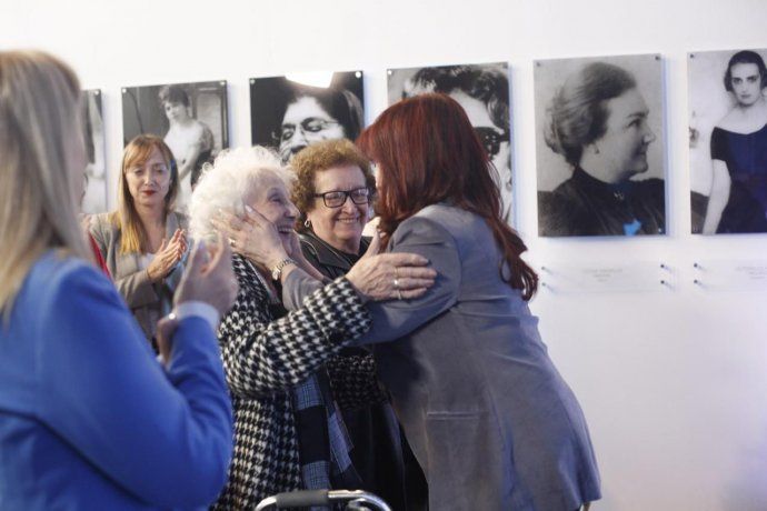 Cristina Kirchner saluda a Estela Carlotto, presidenta de Abuelas de Plaza de Mayo.