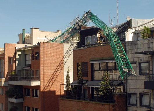 Alarma en Palermo por grúa que cayó sobre edificio de siete pisos (foto 1)