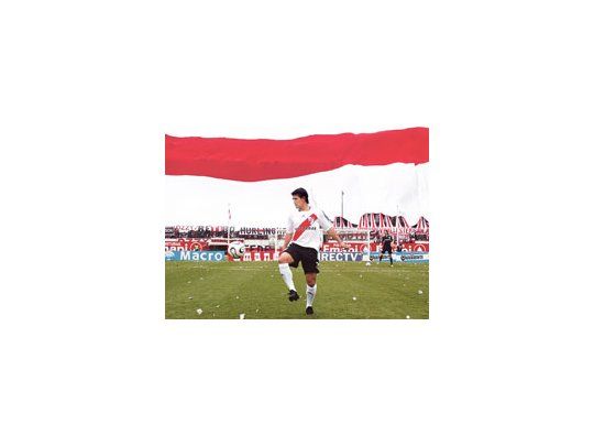 Parece un cuadro pintado por un famoso pintor surrealista o una foto trucada. Ortega con la majestuosidad del Monumental y feliz como siempre, cuando se pone la camiseta de River.