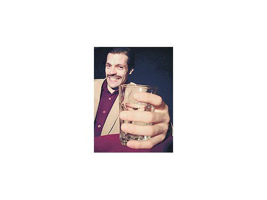 Con suexquisitaductilidad,GermánRodríguezlogra quetanto losrecuerdos deinfanciacomo losrelatos de lapelícula quefilma elprotagonistade«Rodando»vayancobrandovida en lamente delespectador.