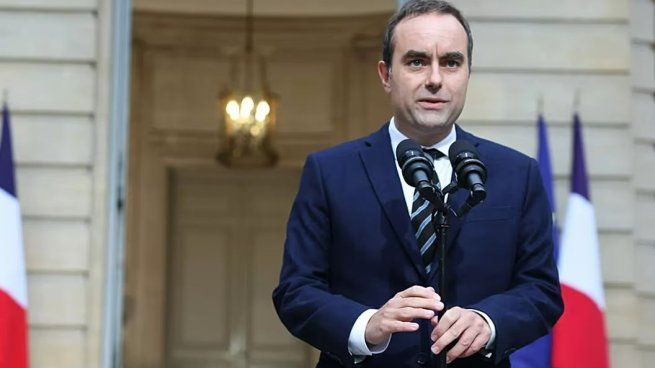 Sébastien Lecornu renunció como primer ministro francés apenas horas después de anunciar su gabinete.