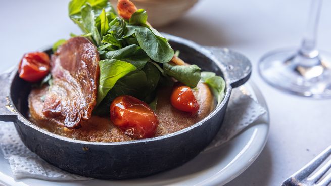 Restaurantes y bares de distintos barrios porteños adaptan su propuesta al ritmo del Carnaval con acciones especiales pensadas para aprovechar los feriados al máximo.