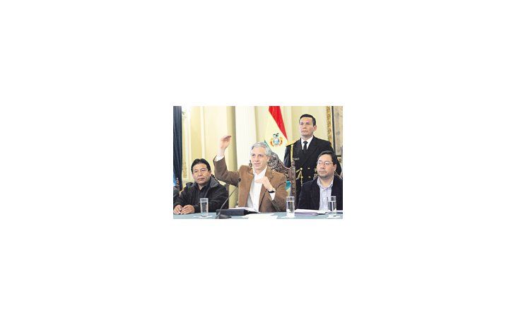 Con Evo Morales de viaje en Venezuela, fue el vicepresidente de Bolivia, Álvaro García Linera, uno de los hombres más influyentes del Gobierno, el encargado de anunciar el aumento de los combustibles, que permitirán un ahorro de u$s 380 millones anuales en concepto de subsidios al consumo.
