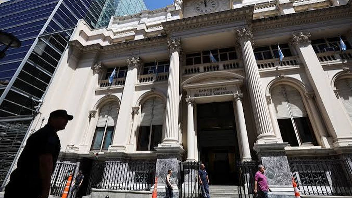 Debuta un nuevo sistema de cobro para deudores: pese a los reparos de los bancos, el BCRA lo pone en marcha
