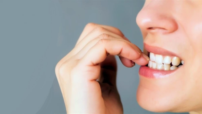Morderse las uñas puede revelar estados emocionales como ansiedad o estrés.