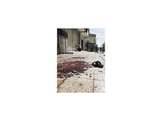 Imágenes del horror en el lugar en el que una niña de 13años se inmoló ayer en la ciudad iraquí de Baquba. Lacrueldad de los terroristas no tiene límites.