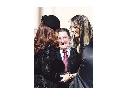 Cristina de Kirchner y Máxima Zorreguieta, ayer tras la ceremonia en el Vaticano. En el medio, Omar Viviani con corbata de cuervo.