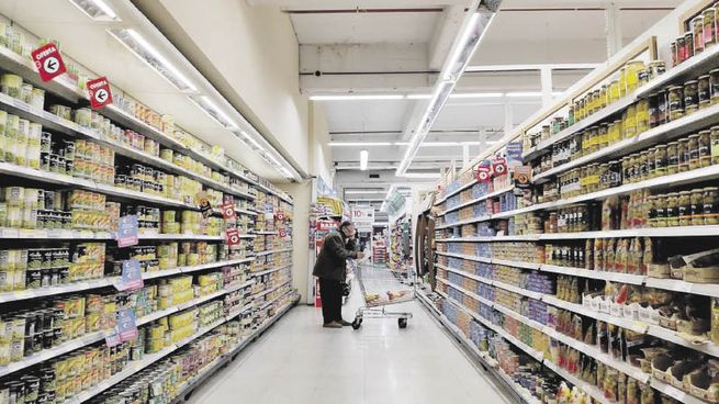 Consumo: ventas en supermercados y autoservicios mayoristas crecieron hasta 2% anual en mayo.
