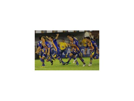 Locura. Llinás ya le atajó el penal a Rudler y sus compañeros comienzan con el festejo.