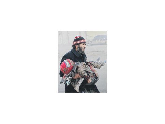 La noticia, que no fue confirmada oficialmente por las grandes potencias, corrió en momentos en que las fuerzas leales al régimen llevan adelante una ofensiva militar en la histórica ciudad de Alepo, donde la insurgencia controla grandes zonas. De acuerdo con  varias ONG, en el terreno han muerto más de 150 personas  en  los últimos días.