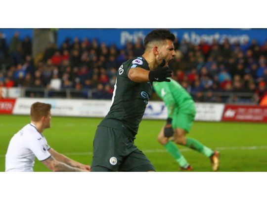 Sergio Agüero marcó su décimo gol en 17 partidos de la Premier League.
