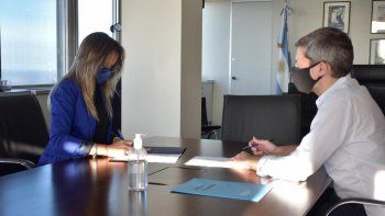 La titular de AySA, Malena Galmarini y el ministro de Deportes y Turismo, Matías Lammens, durante la firma del convenio.
