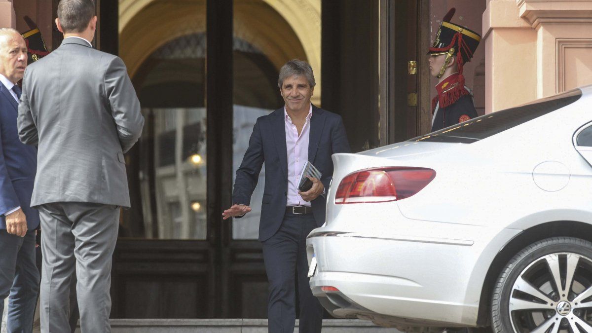 Investors and economists raise doubts about the V that Milei talks about