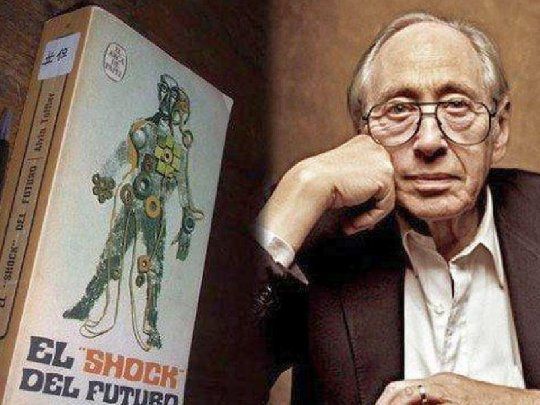 Alvin Toffler define en su lirbo de 1970 el término shock futuro como un estado psicológico concreto que afecta tanto a individuos como a sociedades enteras. La definición más corta del término es la percepción personal de demasiado cambio en un período de tiempo demasiado corto.