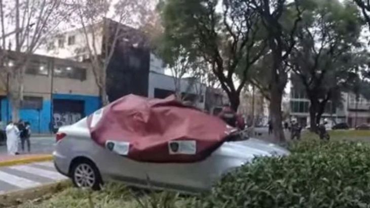 El auto se estrelló contra una plazoleta. El auto se estrelló contra una plazoleta.