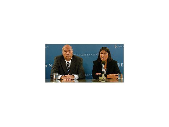 La ministra de Economía Felisa Miceli y el titular del Banco BICE, Esteban Dómina, anunciaron el lanzamiento de una línea de crédito por 100 millones de pesos, a cinco años con tasa fija, para inversión productiva en pequeñas y medianas empresas.