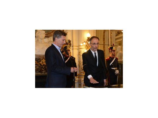 Mauricio Macri toma juramento a Carlos Balbín.