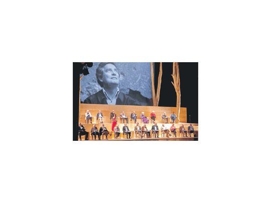 En el acto del que participaron escritores como Elena Poniatowska, se leyó un poema dedicado por Paz a su única hija, Helena Paz Garro, fallecida el domingo, un día antes del homenaje brindado a su padre.