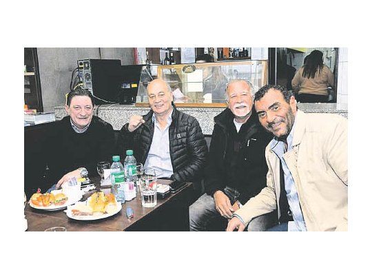 Aliados. Como adelantó este diario, el taxista Omar Viviani y el rural Gerónimo Venegas apuraron una alianza impensada, sólo unidos por la consigna “no al triunvirato”. Ayer se mostraron con Plaíni, hasta ahora incondicional de Moyano, y Di Próspero.