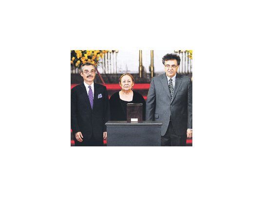 La viuda de García Márquez, Mercedes Bracha, rodeada por sus hijos Gonzalo (izq.) y Rodrigo (cineasta, director de “Con sólo mirarte”), con la urna funeraria que contiene las cenizas del escritor.