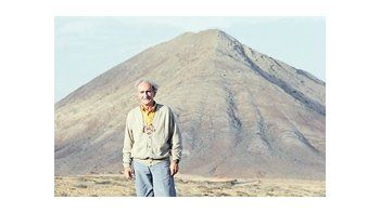 Eduardo Chillida frente a Tindaya, que él quería transformar en una «montaña mágica» (crear en ella un espacio interior como monumento a la tolerancia) y que ahora el Gobierno español se dispone a hacer realidad invirtiendo 75 millones de euros.