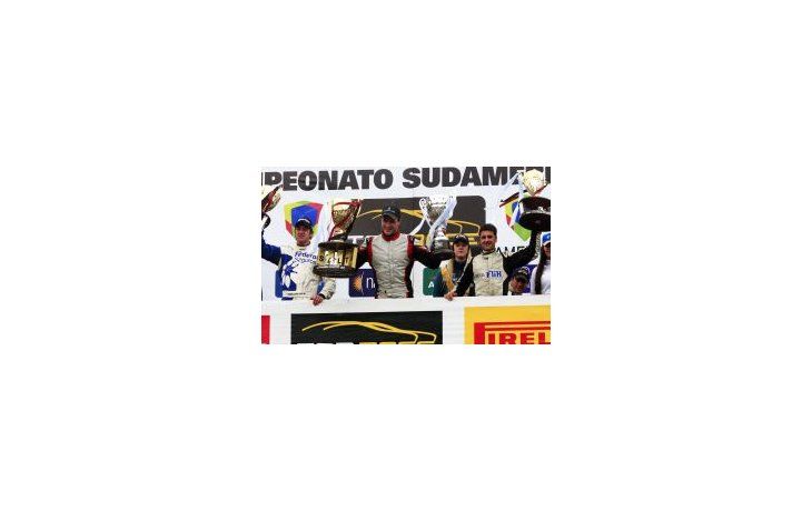 Festeja el podio en el autódromo Martín Migueld e Güemes.
