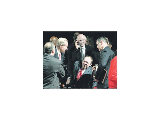 Sheldon Adelson, CEO del casino Las Vegas Sands, prominente donante republicano, habla con otros ejecutivos del juego al final del primer debate presidencial en Denver, el 3 de octubre pasado.