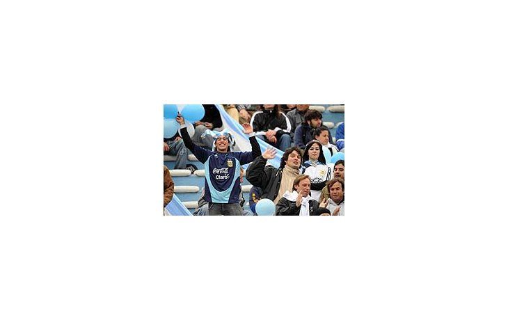 ámbito.com | Los hinchas argentinos van ubicando sus lugares en el Centenario.