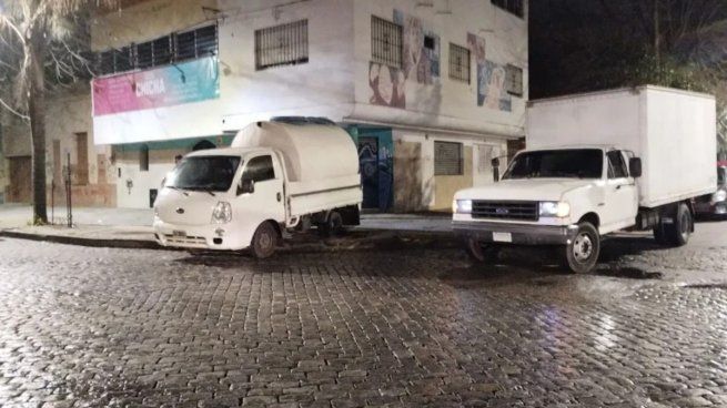 El camión atmosférico y la camioneta que utilizaron los delincuentes para robar cables en La Plata